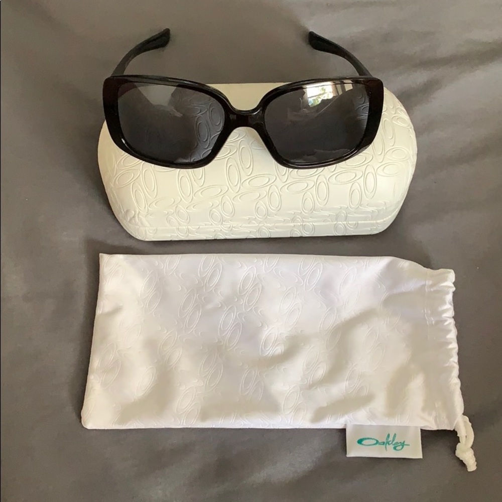 Oakley Women’s Sunglasses - Picture 3 of 3